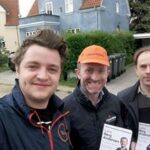 Lars Berg Andersen uddeler flyers